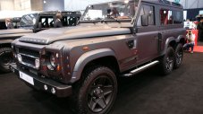 Land Rover Defender 6x6 се появи в Женева