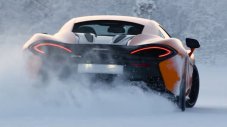 McLaren разходи 570S на леда в Арктика (Видео)
