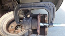 Как да поправите заседнало спирачно бутало