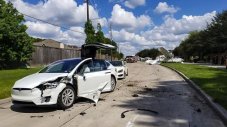 Tesla Model X оцеля след сблъсък със самолет