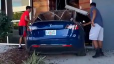 Вижте как Tesla Model Y се забива с огромна скорост в склад