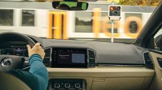 Автомобилите на Skoda ще виждат влаковете предварително