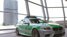 BMW M5 облече полицейска униформа