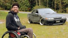 Мъж в инвалидна количка показва как се прави дрифт