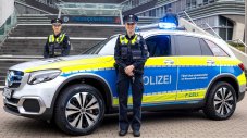 Полицията в Хамбург вече има водорден Mercedes GLC