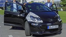 Шефът на GM тества нов модел Opel