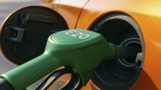 Ново гориво E20 от 2027 година? Колите ще харчат повече