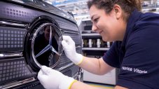 Mercedes поиска от служителите си повече работа за... без пари