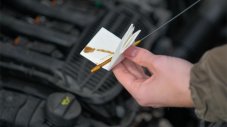 Знаете ли как правилно да измерите нивото на маслото в двигателя?