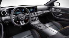Вижте как Mercedes-AMG E63 S изяжда магистралата за закуска