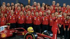 Люис Хамилтън се направи на Дядо Коледа във Ferrari