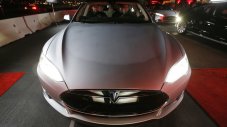 Tesla подобрява колите си през интернет