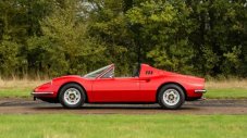 Произведено само в 8 бройки Ferrari се продава на търг