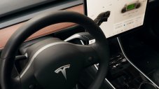 Tesla прати 14 186 долара сметка за неволно натиснати бутони