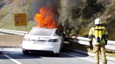 Какво е нужно да се загаси горяща Tesla Model S? (ВИДЕО)