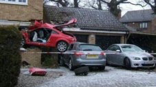 Англичанин вгради Audi TT в стена на къща