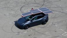 Собственик на Tesla направи прибиращ се соларен покрив за Model Y