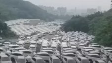 Хиляди електрически автомобили са оставени да ръждясват в Китай