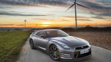 Nissan подготвя хибриден GT-R