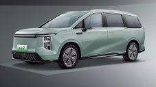 Китайците от SAIC Motor показаха луксозен електрически ван
