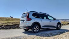 Най-евтината 7-местна кола в Европа: тестваме новата Dacia Jogger