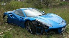 В Англия намериха захвърлено в полето Ferrari
