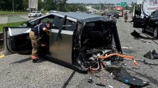 Cybertruck се разцепи на две в катастрофа с 10 коли