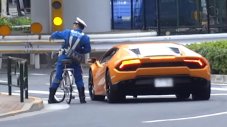 Японски полицай на колело догони Lamborghini (ВИДЕО)