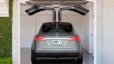 Tesla обръща внимание на жените със серийния Model X