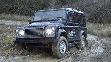 Land Rover е готов и с Defender на ток