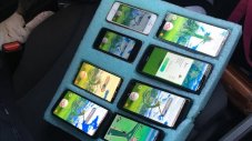 Американец шофира, докато играе Pokemon Go... на 8 смартфона