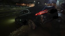 Навигация набута шофьор на Jaguar в канала