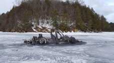 Tesla изгоря върху замръзнало езеро