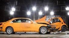 Smart ForTwo и Mercedes S-Class в челна среща