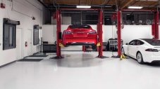 Мъск обеща на клиентите на Tesla обслужване с техники от Формула 1