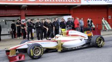 F1- колата на HRT потегли