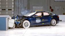Tesla се разбунтува срещу негативен краш тест
