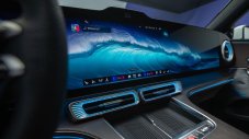 Mercedes ще върне бутоните, големите екрани остават