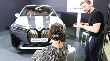 BMW показа как автомобилът сменя цвета си със силата на мисълта