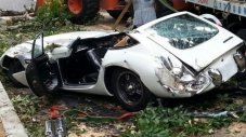 Паднало дърво превърна много рядка Toyota в купчина метал
