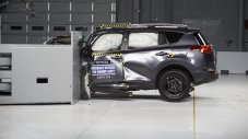 Toyota RAV4 се провали в новото изпитание на IIHS