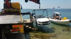 Неуспешен опит за селфи удави нов Mercedes