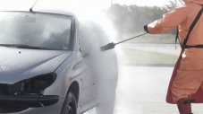 Може ли пароструйка да унищожи автомобил? (ВИДЕО)