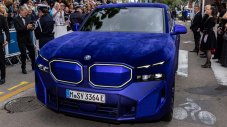 BMW връща стар фетиш с XM и Наоми Кембъл