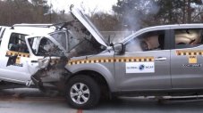Какво става при челен удар между стар и нов Nissan Navara