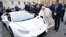 Lamborghini подари Huaracan на папата