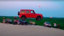 G-Class оцеля след 28-метров скок