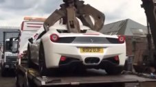 Престъпник съди полицията за унищожено Ferrari 458