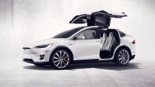 Tesla изтегля 11 000 бройки от Model X в сервизите