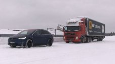 Tesla Model X тегли 43-тонен камион на сняг (ВИДЕО)